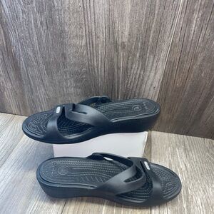 WOMEN'S CROCS BLACK/BLACK SWIFTWATER BEACH/POOL FLIP FLOP SANDAL SIZE 8W